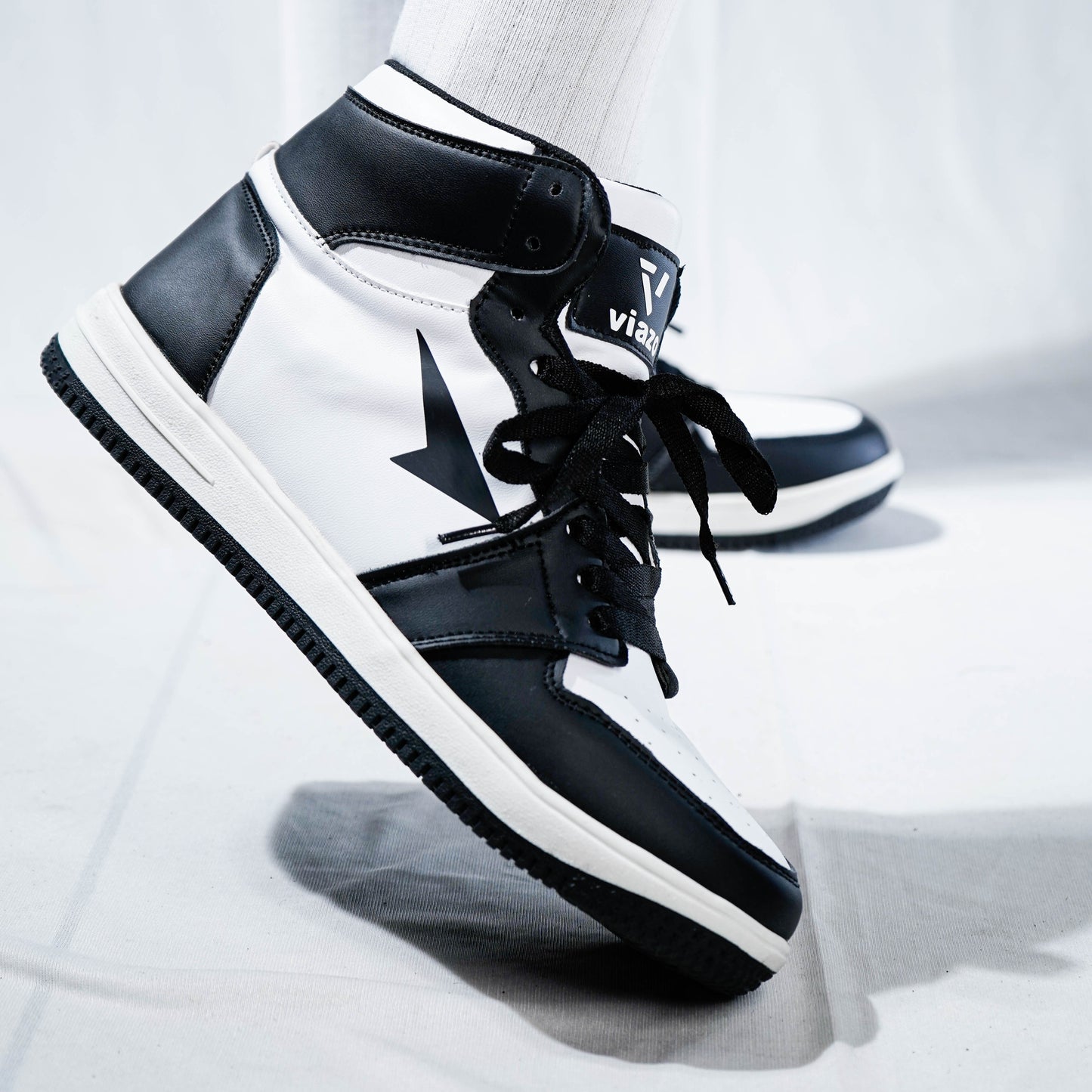 Viazo Supreme Black Sneakers